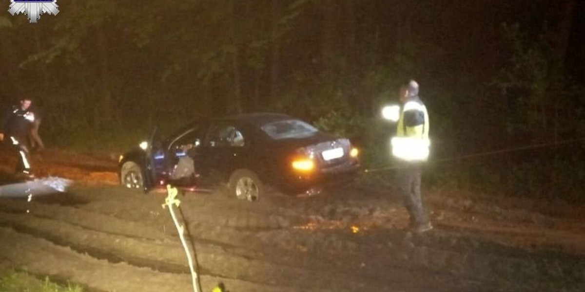 Mercedes Francuzów utknął w błocie. 