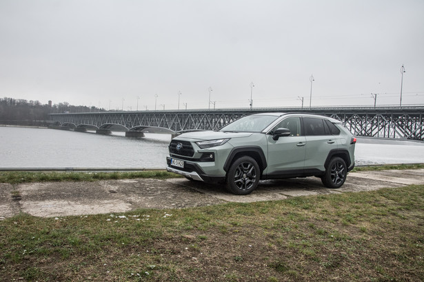 Toyota RAV4 Adventure facelift. Nadal born in the USA, tyle że akcentami off-roadu