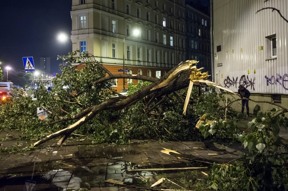 Burze i nawałnice w całej Polsce. Jedna ofiara i kilkunastu rannych 