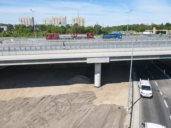 Na wiaduktach nad ul. Lechicką przeprowadzono próby obciążeniowe fot. PIM