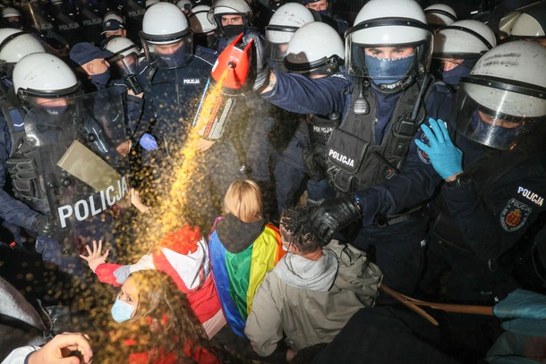 Protest przed siedzibą PiS w Warszawie przy ul. Nowogrodzkiej, 22 października 2020 r. 