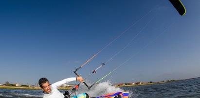 Kitesurfer zaplatał się w żagiel