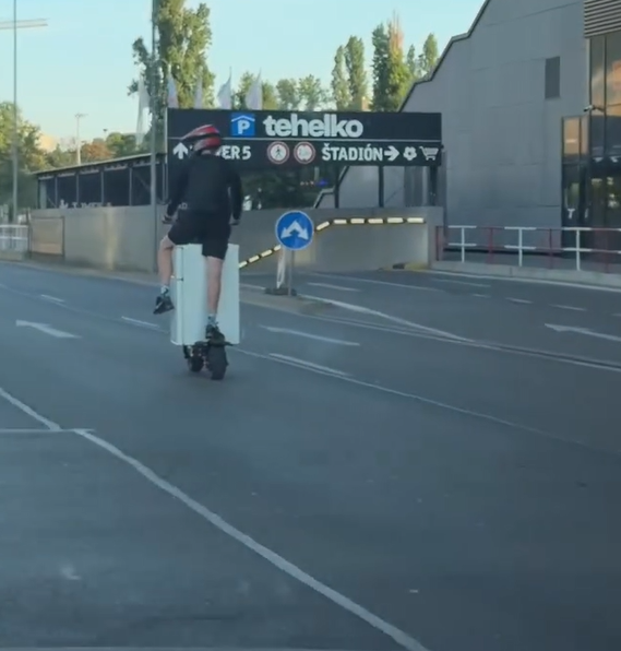 Muž prevážal na kolobežke chladničku.