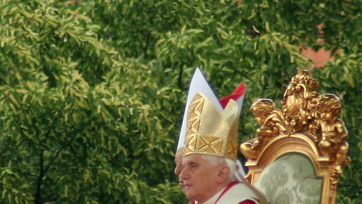 Benedykt XVI śledzi z uwagą rozwój wydarzeń wokół skandalu pedofilii w Kościele w Belgii i jest "bardzo zasmucony" jego skalą - oświadczył rzecznik Watykanu ksiądz Federico Lombardi w wywiadzie dla belgijskiej telewizji.