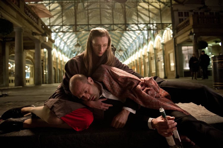 Jason Statham i Agata Buzek w filmie 'Koliber'