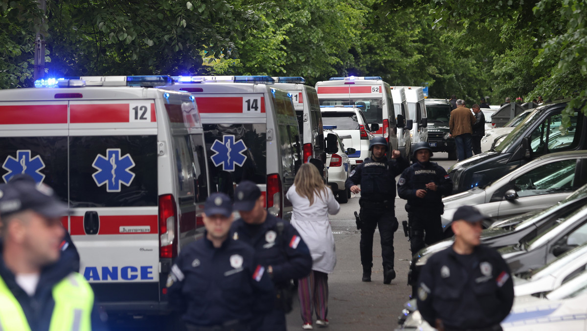 Karetki pogotowia i policjanci pod szkołą w Belgradzie