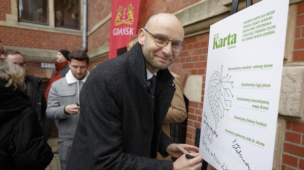 Przyjęte zapisy Gdańskiej Karty dla Drzew to efekt dialogu z ekspertami, uczestnikami spotkań roboczych oraz mieszkańcami. Gdańszczanie pod koniec ubiegłego roku mogli zajrzeć do przygotowanego dokumentu i wyrazić swoją opinię.