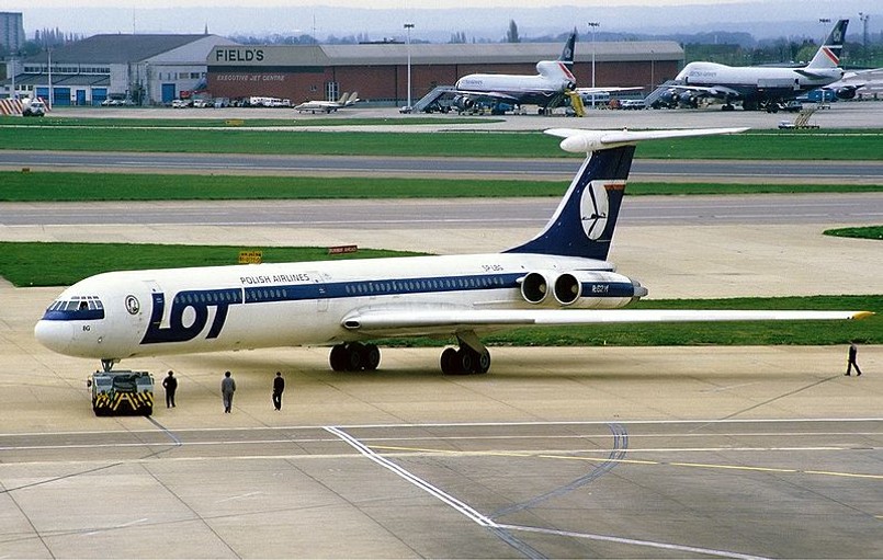 Ił-62 o nr. rej. SP-LBG, który uległ wypadkowi. Zdjęcie wykonano na lotnisku Heathrow w Londynie trzy tygodnie przed katastrofą, fot. Tim Rees / Wikimedia Commons, lic. cc-by-sa