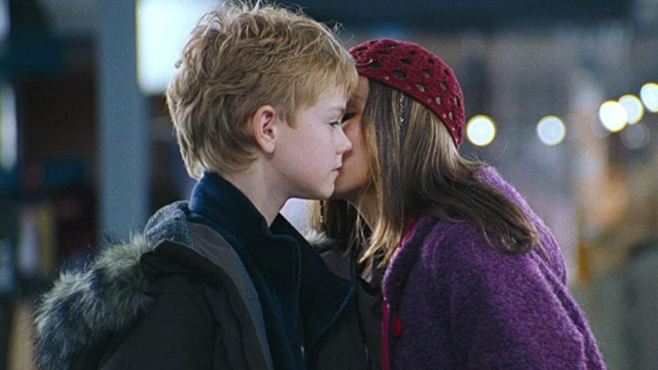 Olivia Olson i Thomas Brodie-Sangster w filmie "To właśnie miłość" 
