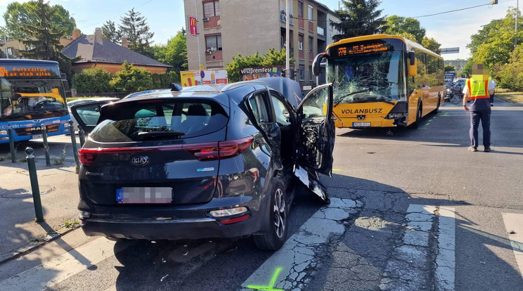 Egy személygépjármű és egy busz karambolozott a XI. kerületben / fotó: Baleset-info