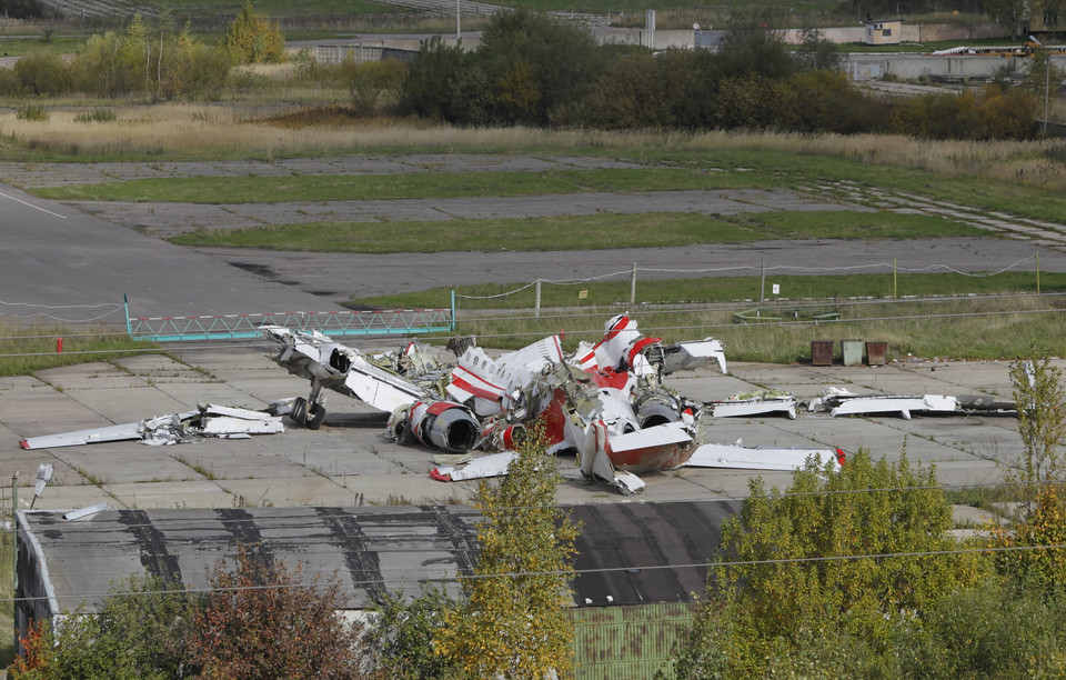 Szczątki polskiego samolotu Tu-154M na terenie wojskowego lotniska Siewiernyj w Smoleńsku, 1 października