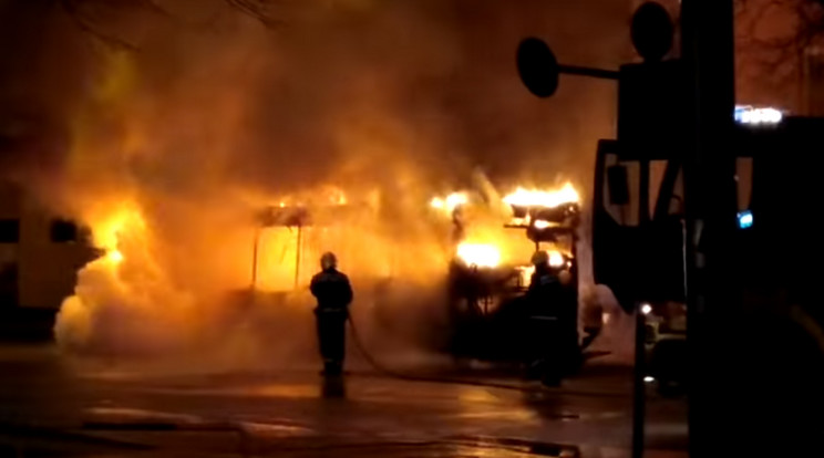 Utasokat szálító busz gyulladt ki Győrben