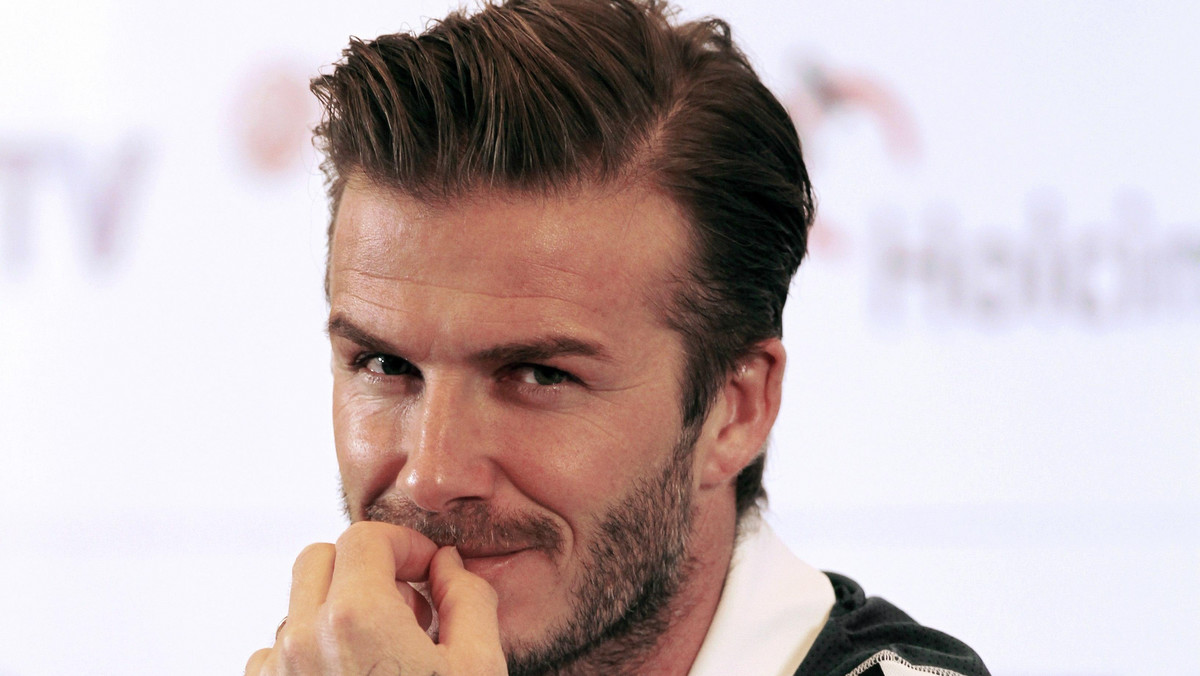 David Beckham najpierw nie znalazł się w olimpijskiej reprezentacji Wielkiej Brytanii, a teraz został zawieszony na jeden mecz przez władze ligi MLS. Słynny Anglik kopnął piłką w rywala i odepchnął maskotkę.