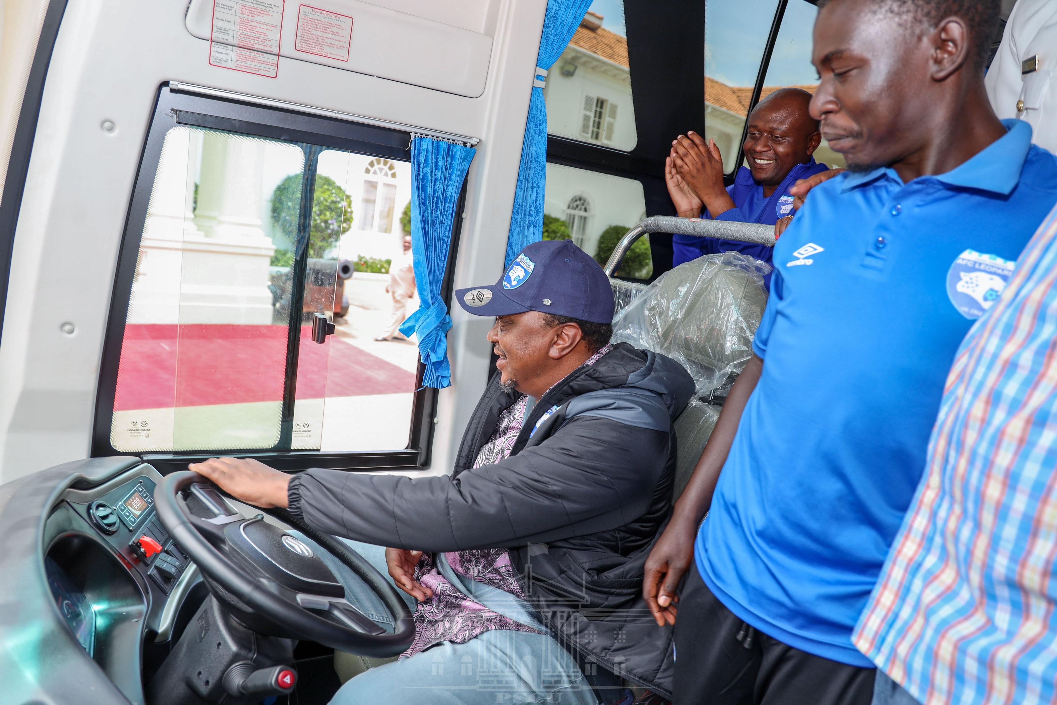 President Uhuru Kenyatta Handover A Brand New 51 Seater Bus To Afc Leopards At State House Photos Pulselive Kenya