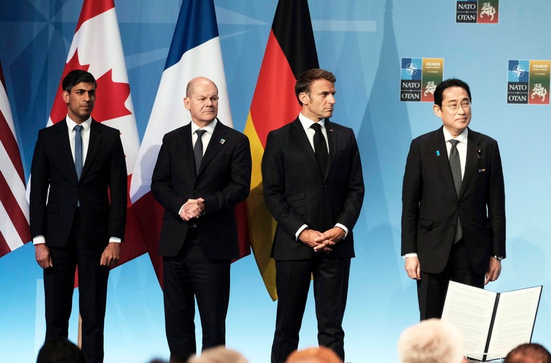 Premierul japonez Fumio Kishida, președintele francez Emmanuel Macron, cancelarul german Olaf Scholz și prim-ministrul britanic Rishi Sunak în timpul summitului NATO de la Vilnius, 12 iulie 2023.