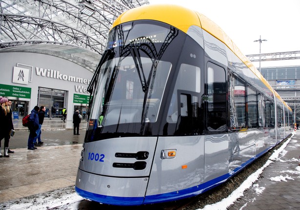 W 2016 r. Solaris rozpoczął dostawy 41 tramwajów dla Lipska. Dostawy zaplanowane są w kilku transzach na lata 2016-2020 – tak przewiduje umowa z niemieckim przewoźnikiem LVB. Pierwszy tramwaj dojechał tuż przed Wigilią. Łączna wartość kontraktu przekracza 100 mln euro. Tramwaje dla Lipska są przystosowane do nietypowego rozstawu torów: 1458 mm. Czteroczłonowe pojazdy mają 37,6 metra długości. Pojemność Tramino w wersji 45-metrowej dla Lipska to ponad 200 pasażerów. Fot. Karol Wach