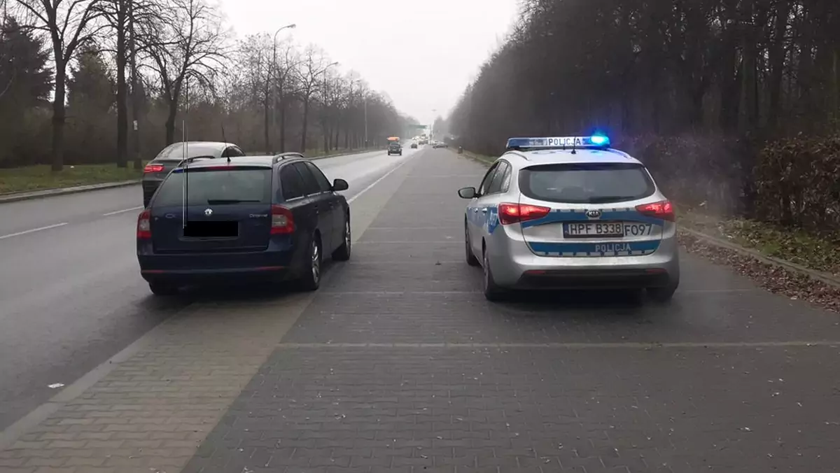 Prowadząc auto, robił zdjęcia policjantom