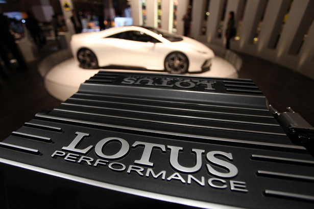 Silnik i samochód z Lotus'a. Fot. Chris Ratcliffe/Bloomberg