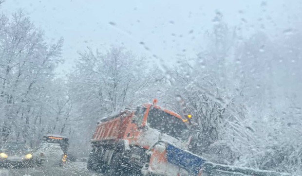 Kamion za čišćenje snega skliznuo s puta