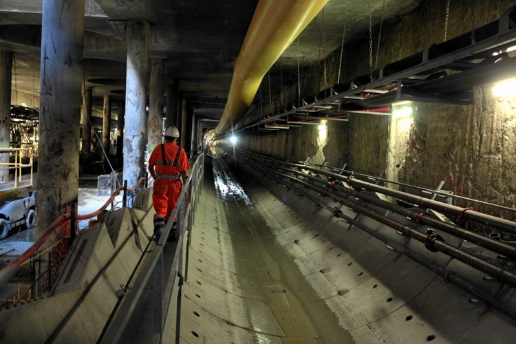 Warszawa, skrzyżowanie ul. Świętokrzyskiej i Marszałkowskiej. Plac budowy stacji przesiadkowej pomiędzy I i II linią metra na stacji Metro Świętokrzyska