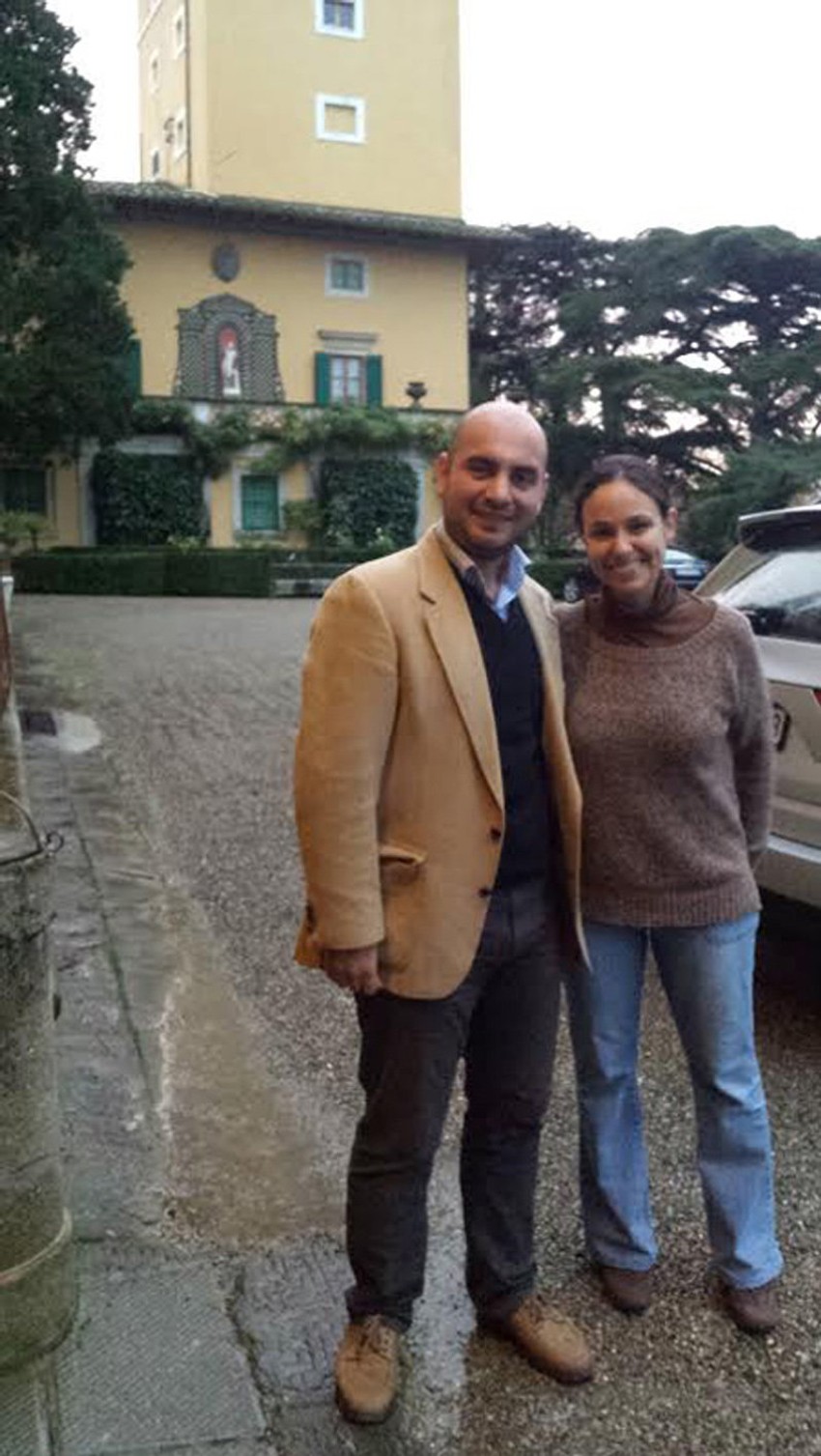 Nemanja i Natalija ispred njene kuće u San Đimijanu