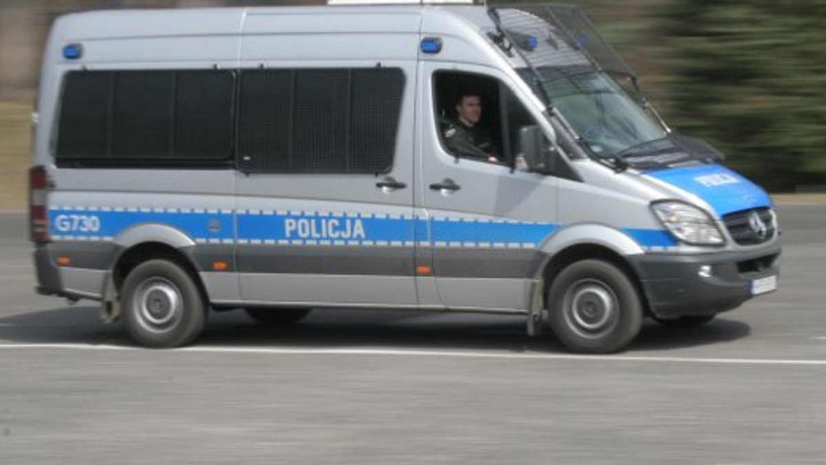 Są kolejne zarzuty i mandaty dla osób, które brały udział w awanturze na lubelskich Tatarach. Chodzi o interwencję policji w rejonie ul. Hutniczej sprzed kilku dni. Mundurowi zatrzymali wtedy mężczyznę, który rzucał butelkami w blok. Wokół policjantów zebrał się agresywny tłum, który przeszkadzał mundurowym.