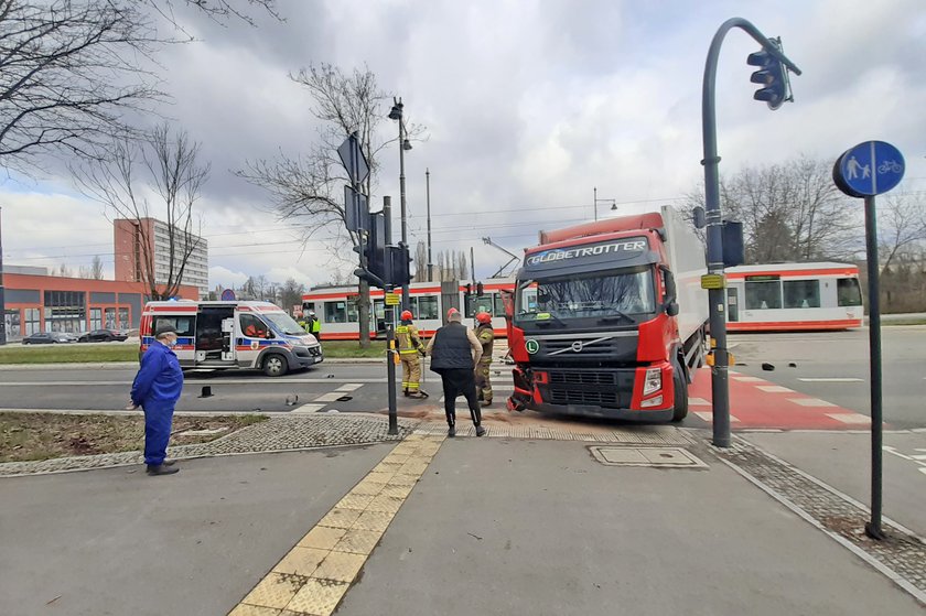 Zderzenie tramwaju z volvo na Dąbrowskiego w Łodzi