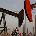 Zapasy ropy naftowej spadły, ale produkcja przyspieszyła