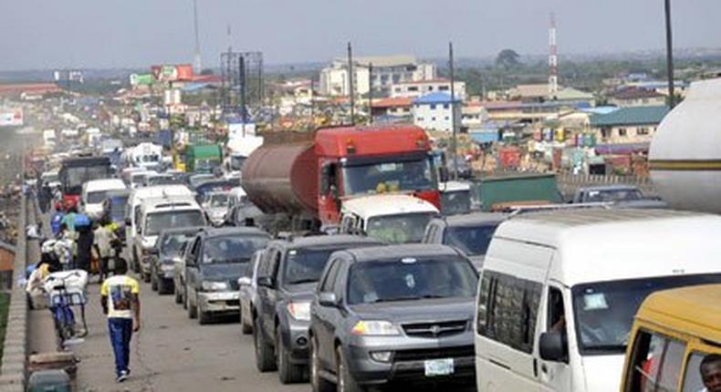 traffic gridlock along Ibadan-Lagos Expressway