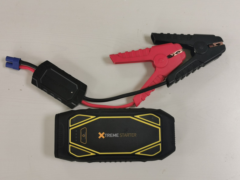 Mobilne magazyny energii: Xtreme Starter XS1600: ekstremalny powerbank rozruchowy z baterią o pojemności ponad 80 Wh. W towarzyszącej mu walizce znajdziemy wielu przejściówek do zasilania różnych urządzeń, w tym gniazdo 12 V. Wbudowane gniazdo USB QC 3.0.