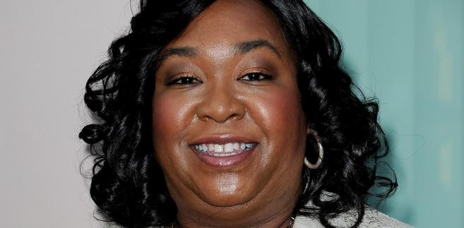Shonda Rhimes – amerykańska scenarzystka, producentka filmowa oraz reżyserka; jest pomysłodawczynią i twórcą seriali telewizyjnych Chirurdzy, Prywatna praktyka oraz Skandal