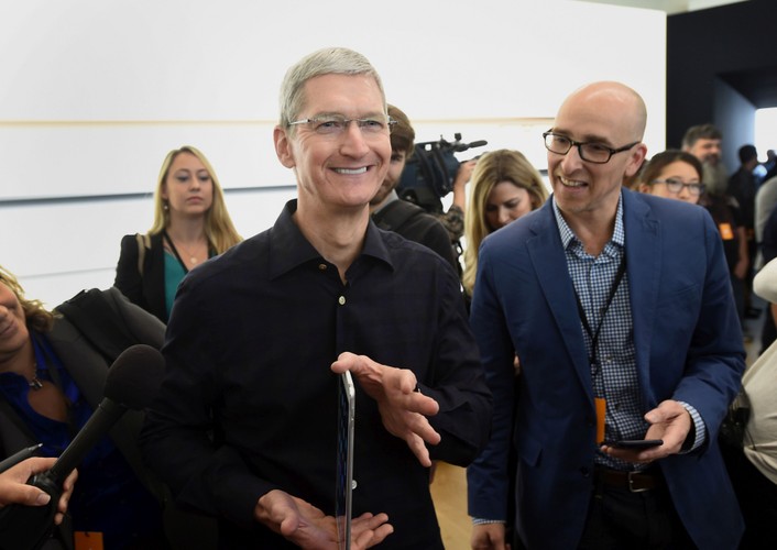 Tim Cook, dyrektor generalny Apple Inc, prezentuje  iPad Air 2 w Cupertino w  Kalifornii<br> <br> Fotograf: Noah Berger / Bloomberg
