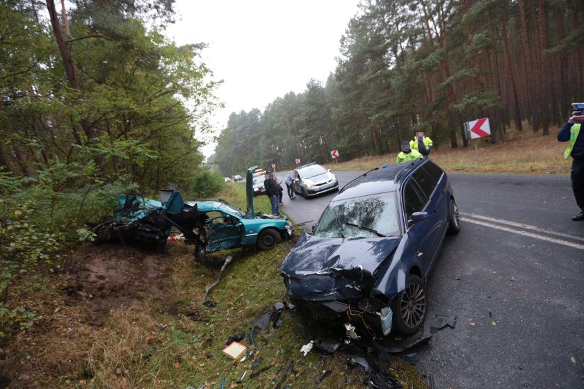 Groza niedaleko Kaczenic! Z mercedesa została miazga