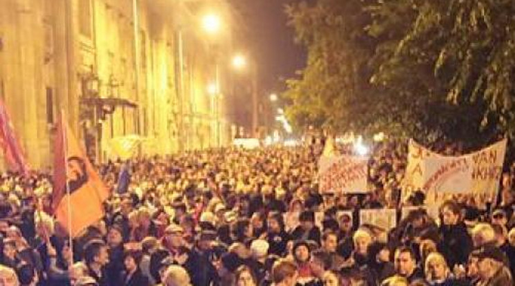 Tízezrek tüntettek a kormány ellen a Kossuth téren