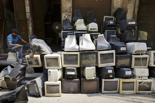 elektrośmieci sortowane na ulicy Nowego Delhi, Kuni Takahashi/Bloomberg