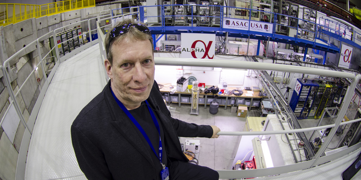 Jeffrey Hangst z zespołu ALPHA badającego antymaterię w ośrodku CERN