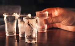 Kultura picia? Nadal dominuje spożycie wódki. 'Przegrywamy walkę z alkoholizowaniem Polski'