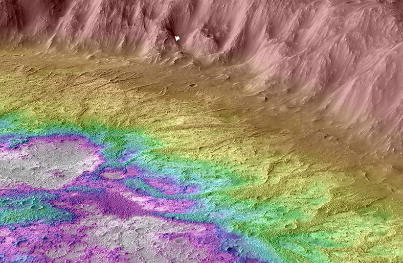 Mapa topograficzna krateru Marsa. Grzbiety mają kolor ciemnożółty, a tereny położone niżej z gromadzącą się wodą są białe.