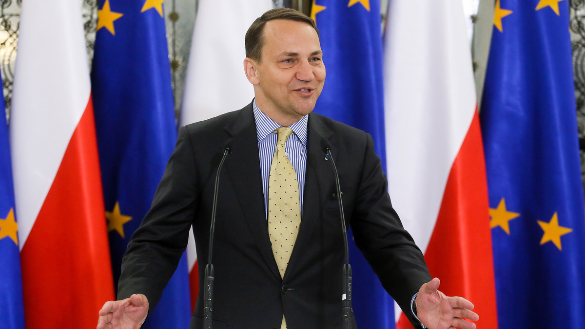 Radosław Sikorski poinformował, że w wyniku rozmowy z premier Ewą Kopacz podjął decyzję o rezygnacji z funkcji marszałka Sejmu. Będzie ją pełnić do powołania swego następcy, co - według niego - "nastąpi w najbliższych dniach".
