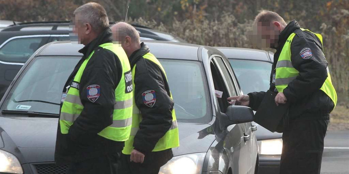 Zdzierają z nas za parkowanie przy cmentarzach