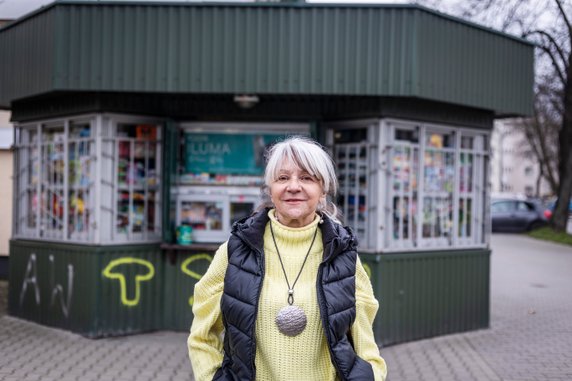 Grażyna Kotolińska od 34 lat prowadzi kiosk Ruchu. Mówi, że ludzie traktują go jak konfesjonał.