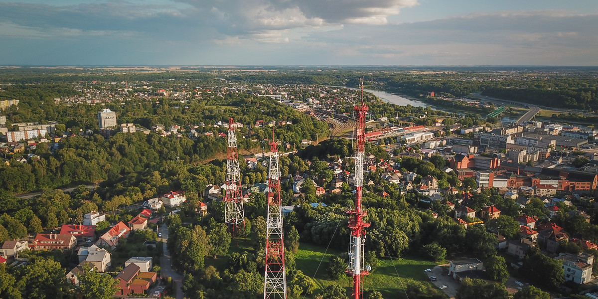 W maju 2020 roku Polkomtel – właściciel sieci Plus - uruchomił pierwszą w kraju komercyjną sieć komórkową 5G. Pierwotna liczba 100 nadajników objęła swoim zasięgiem siedem polskich miast.