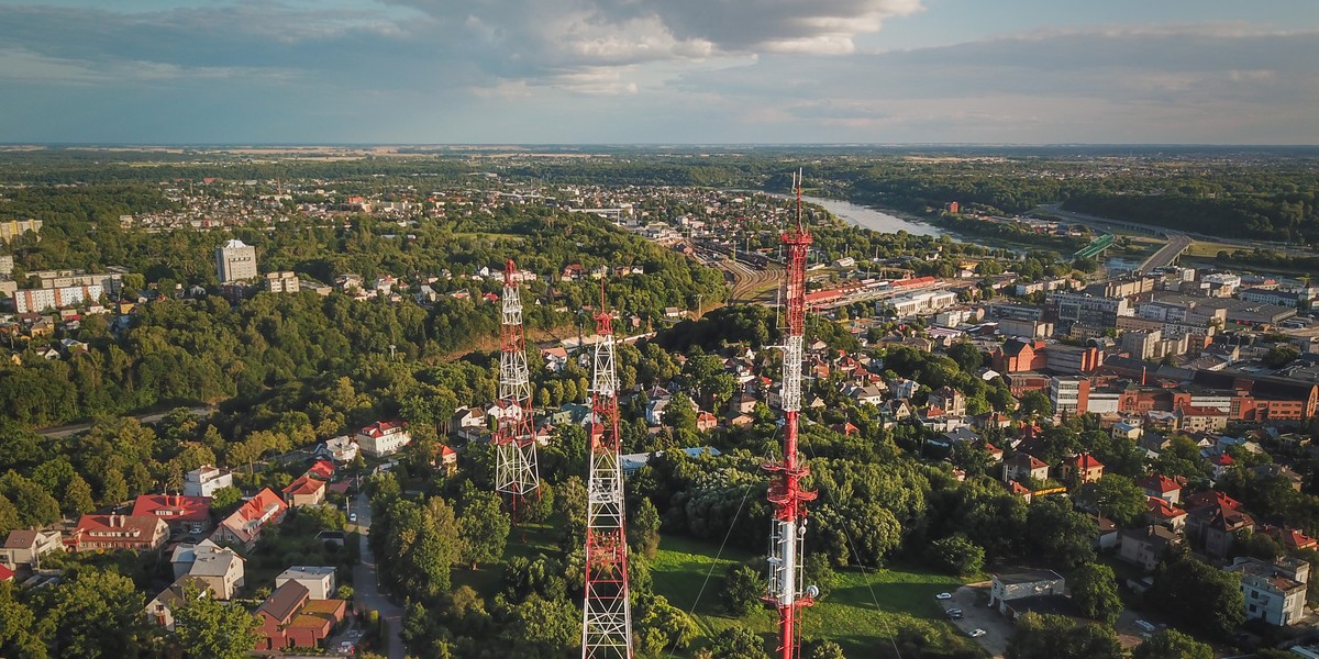 W maju 2020 roku Polkomtel – właściciel sieci Plus - uruchomił pierwszą w kraju komercyjną sieć komórkową 5G. Pierwotna liczba 100 nadajników objęła swoim zasięgiem siedem polskich miast.