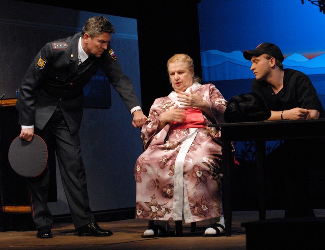 Andrzej Zieliński, Stanisława Celińska i Borys Szyc w spektaklu 'Udając ofiarę'