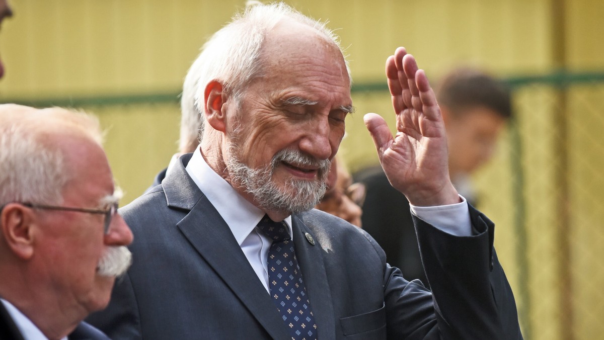 Macierewicz o katastrofie smoleńskiej: raport mówi o dwóch eksplozjach