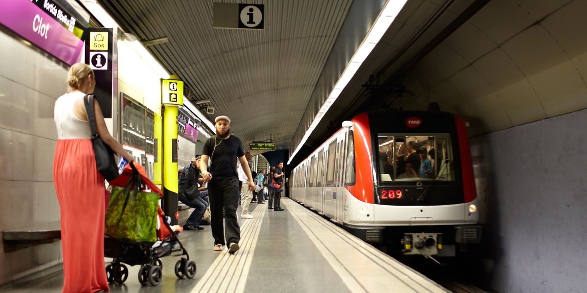 Barcelona. Przemytnik zmarł w metrze przez kokainę w żołądku  