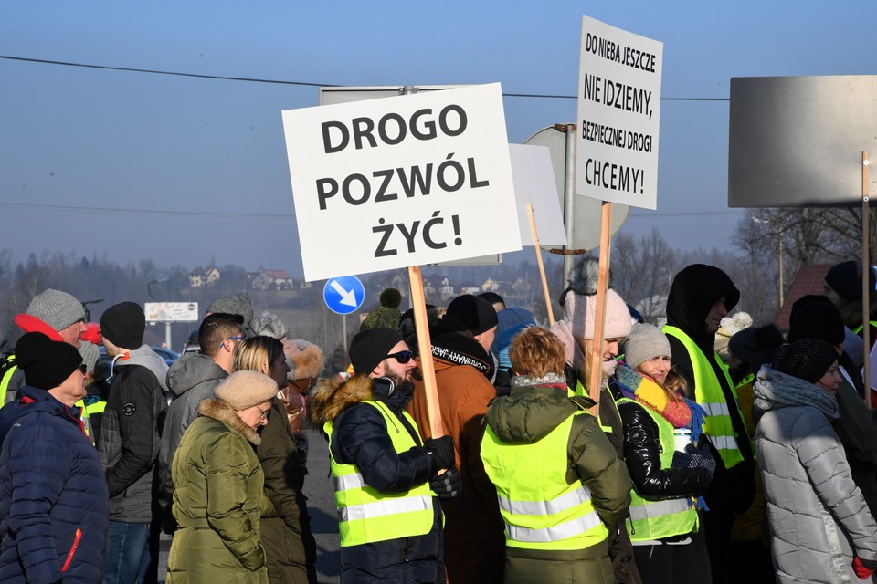 Blokada zakopianki w Krzyszkowicach, w ramach akcji "Wyjdźmy na pasy. Chcemy bezpiecznie żyć"