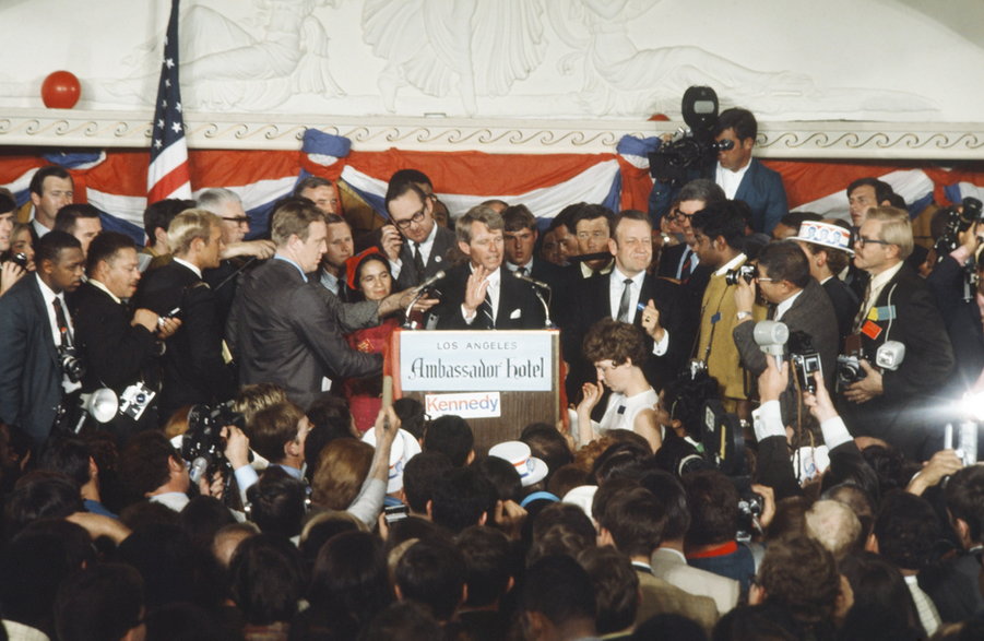 Robert Kennedy podczas konferencji prasowej po wygranych prawyborach