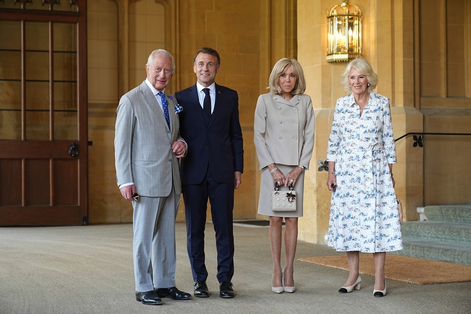 A windsori kastélyban tartott banketten fogadta Károly király és Kamilla királyné a francia elnököt és feleségét