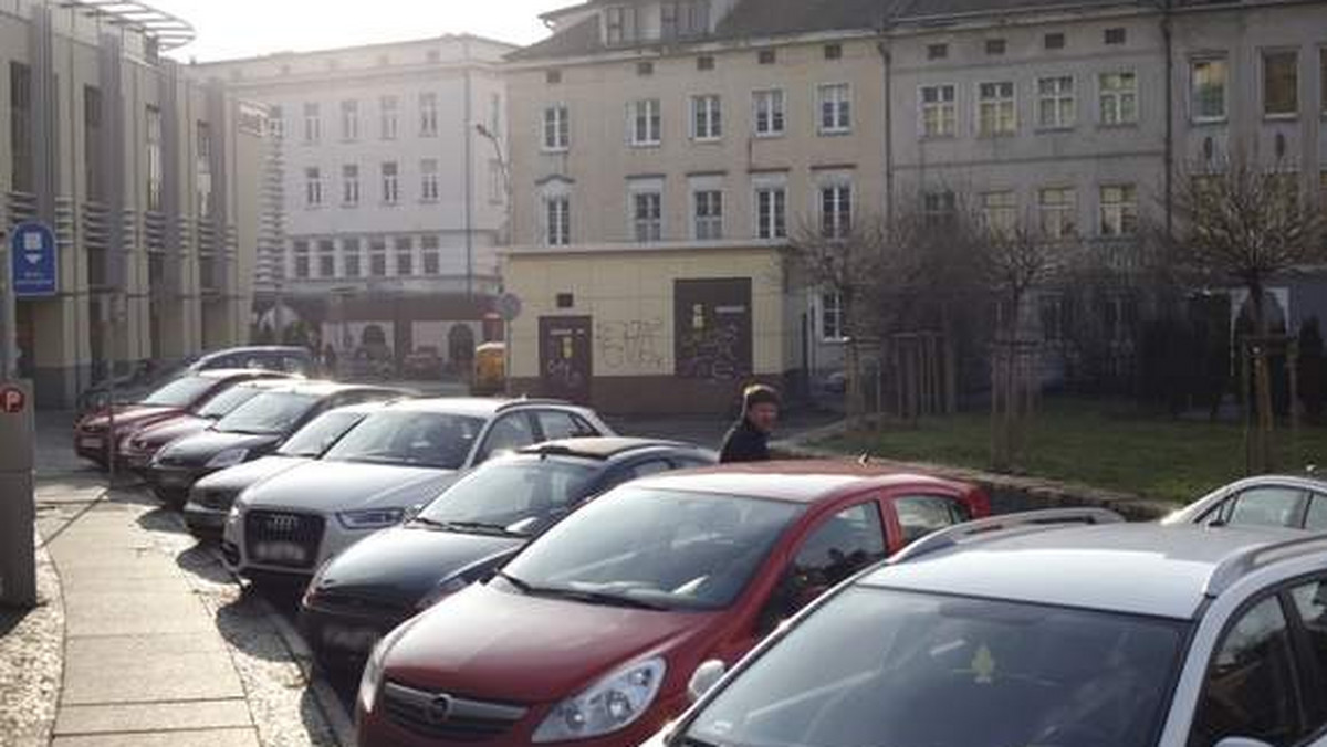 Pomysł przebudowy niepokoi mieszkańców i przedsiębiorców, bo z kilkudziesięciu miejsc parkingowych pozostaną... dwa. O to, aby ratusz przemyślał swój pomysł apelują też radni.